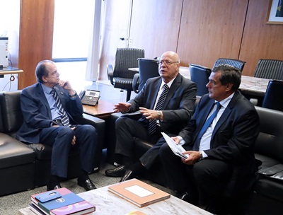 foto do ministro, do presidente do trt/rj e do diretor geral do trt, sentados em um sof, conversando