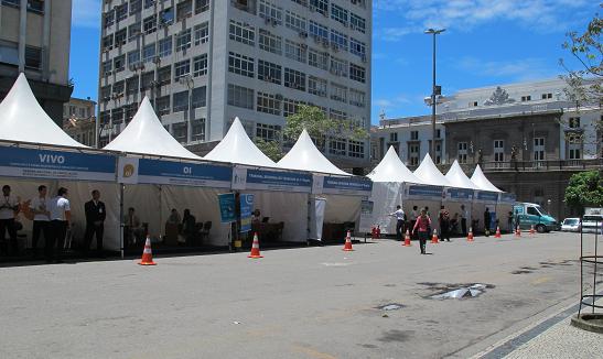 Em frente a entrada do TJ/RJ, na rua mesmo, foram montadas tendas para atendimento  populao